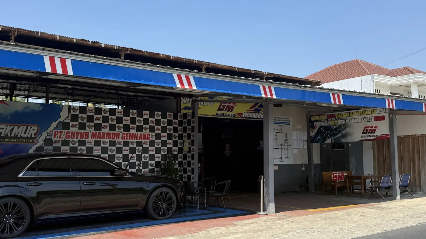 Tampak depan Bengkel Guyub Makmur di Jl. Raya Mrebet, Selaganggeng